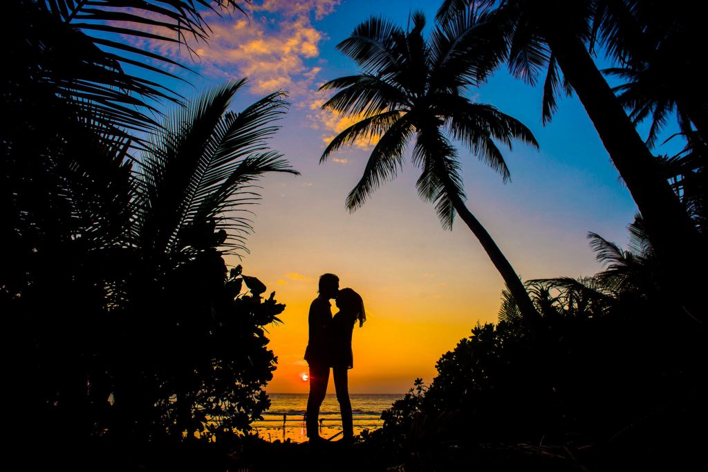 silhouette of man and woman kissing 1024975