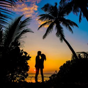 silhouette of man and woman kissing 1024975