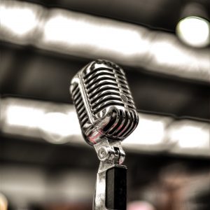 silver colored microphone 675960
